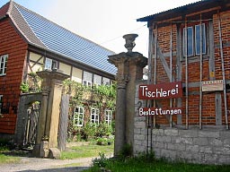Hof der Tischlerei ebenholz von der Dorfstra&szlig;e aus