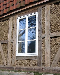 1   Holzfenster, nach außen öffnend, mit vielen konstruktiven Details. Isoscheibe, Dichtung, hübscher Verschluss und schmale Hölzer bestimmen dieses denkmalgerechte Fenster.
