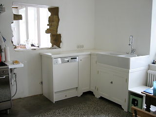 Wie eine Küche in den 20er Jahren sollte sie werden: Mit Porzellan-Spülbecken, massiven, weiß lackierten Möbeln und ebensolcher Arbeitsplatte.