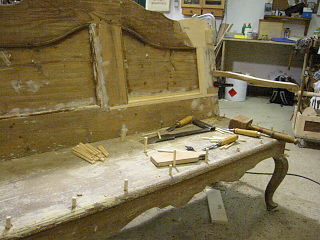 4   Rücken- und Armlehne wurden ergänzt, die Sitzfläche wird mit Holznägeln befestigt.