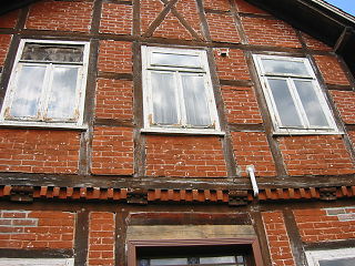 1   Bei diesen Fenstern sind einige Schäden auf den ersten Blick erkennbar: