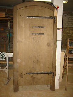 3   Mit Ammoniak wurden Tür und Rahmen geräuchert und später geölt, um ihnen ein altes Aussehen zu verleihen. Der Rahmen wurde an den Außenkanten verschliffen. Die nachempfundenen Beschläge sind mit Schmiedenägeln angebracht.