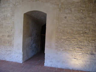 1   Die Türöffnung zu einem musealen Gefängnis auf der Burg Warberg. Weil es hier so zog, bauten wir eine historisch nachempfundene Tür.