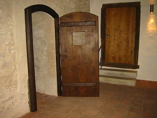 4   Die eingebaute Tür von innen mit den angenagelten Gratleisten.