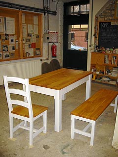 Tisch, Bank und Stuhl für die Küche. Sitzflächen und Tischplatte sind aus heimischer Kirsche, geölt, die anderen Teile haben wir aus Buche gefertigt und weiß lackiert.