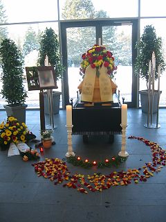 4   Trauerfeier mit Ausblick auf den verschneiten Friedhof. Fotos oder persnliche Gegenstnde rufen uns den, dessen wir gedenken, in greifbare Erinnerung.