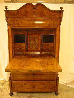 2   Der fertig restaurierte Sekretär. 8 Holzteile wurden im Inneren ergänzt.